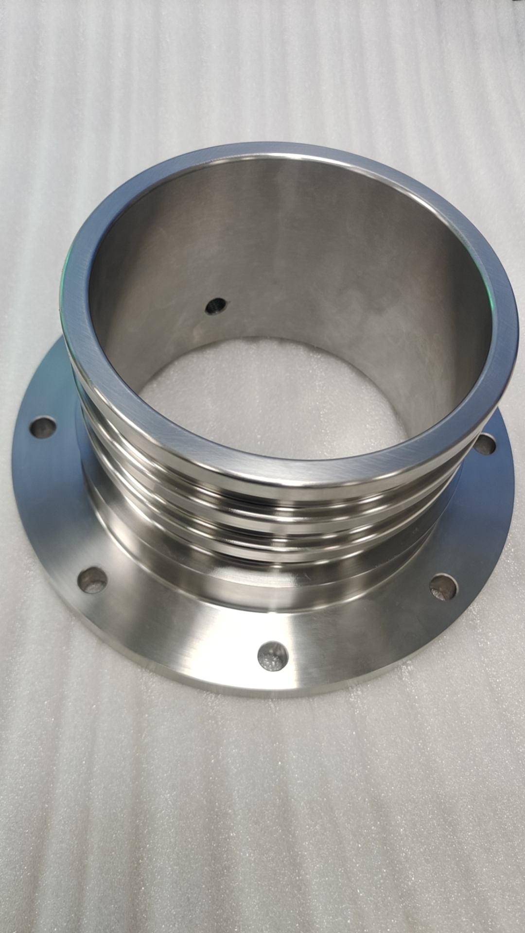 Peça de luva de flange em Alumínio, fotografia de produto da oficina.